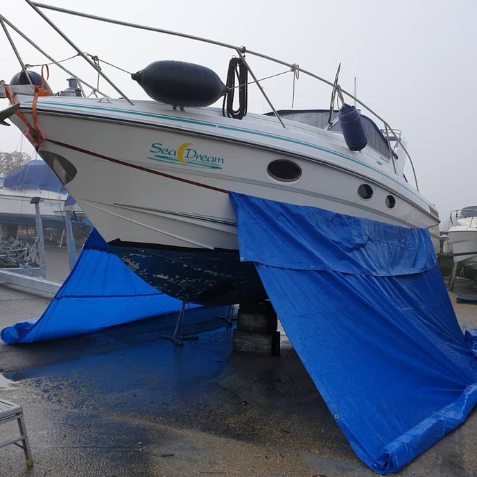 southern_dustless_blasting on IG - 31ft fairline targa antifouling paint removal - 1